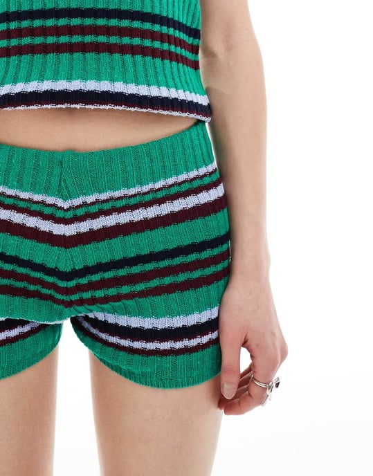 COLLUSION randiga stickade shorts i grönt set - Image 3