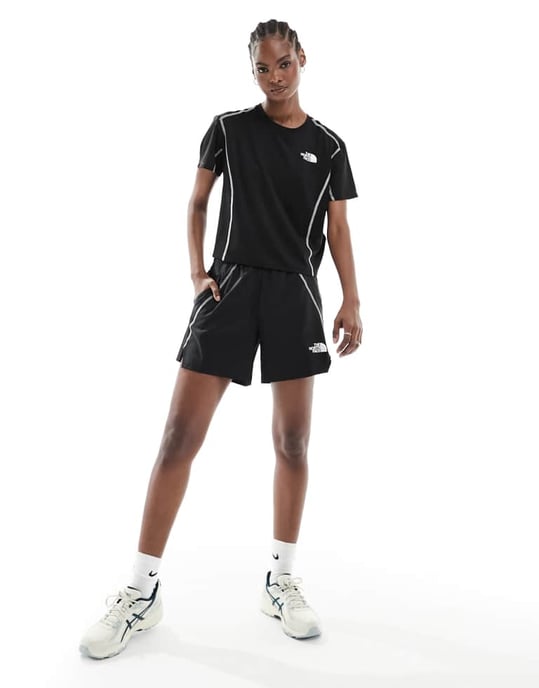 The North Face Training Hakuun kontur söm vävda shorts i svart - Image 3