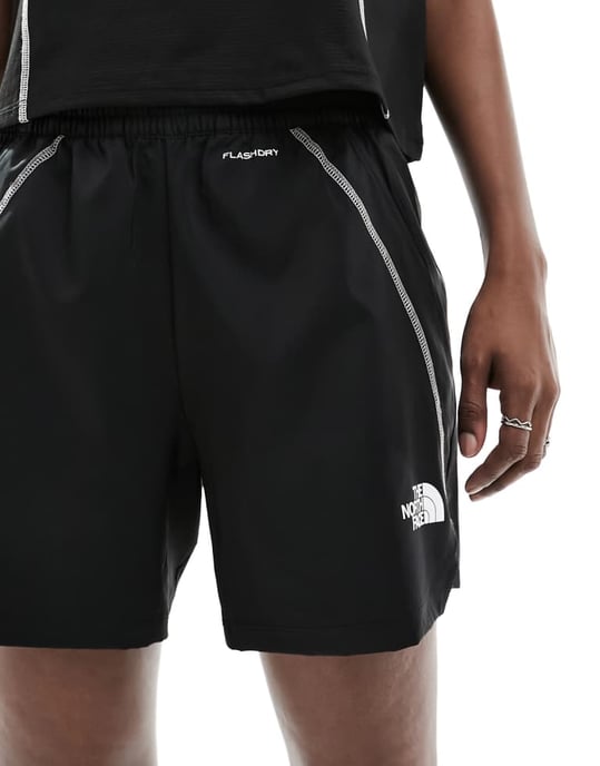 The North Face Training Hakuun kontur söm vävda shorts i svart - Image 4