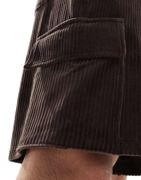 ASOS DESIGN rippade velourshorts i brunt med cargofickor - Image 3