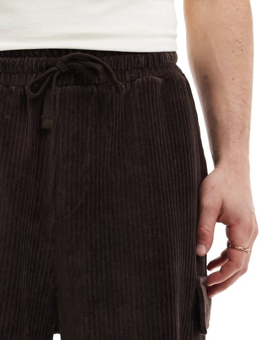 ASOS DESIGN rippade velourshorts i brunt med cargofickor - Image 4