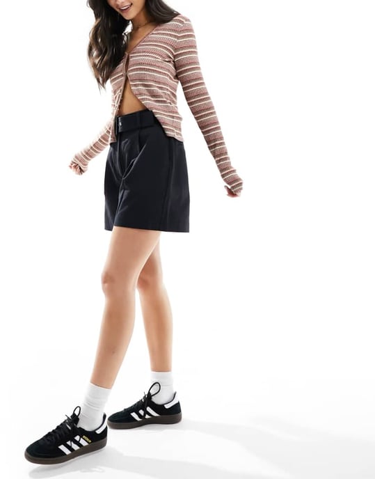 ASOS DESIGN skräddarsydda bältesshorts i linne i svart - Image 2