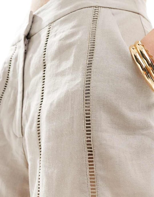 ASOS DESIGN pappa shorts med utskärningsdetaljer i sand - Image 4