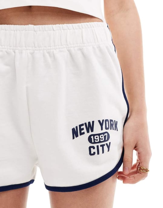 Miss Selfridge New York sweatshirt shorts med vit kantdetalj - Image 3