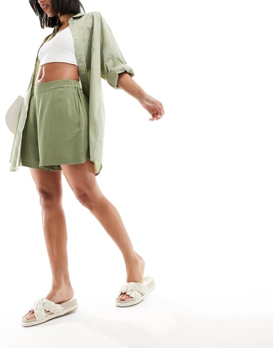 ASOS DESIGN flippiga shorts i khaki - Image 1