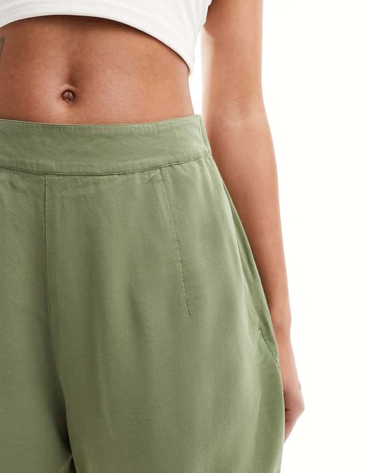 ASOS DESIGN flippiga shorts i khaki - Image 3