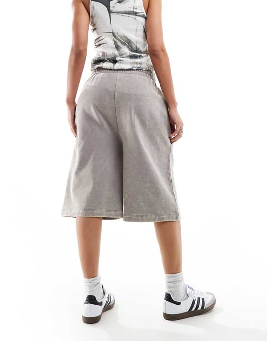 ASOS DESIGN kraftiga långlinje sweatshirt-shorts i syra-gråtvätt - Image 3
