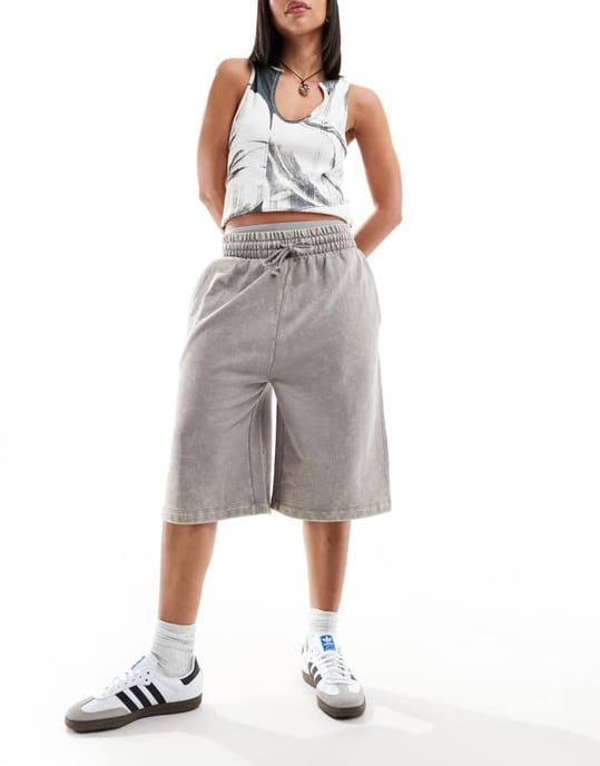 ASOS DESIGN kraftiga långlinje sweatshirt-shorts i syra-gråtvätt - Image 4