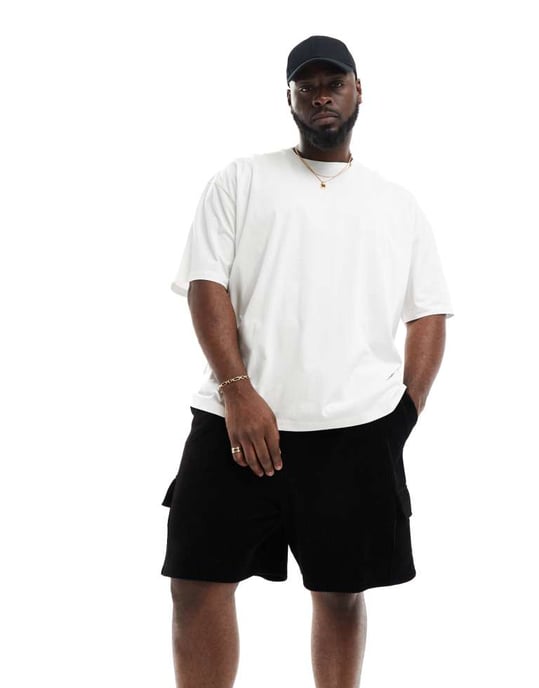 ASOS DESIGN oversized ribbad velourshorts i svart med cargofickor - Image 2
