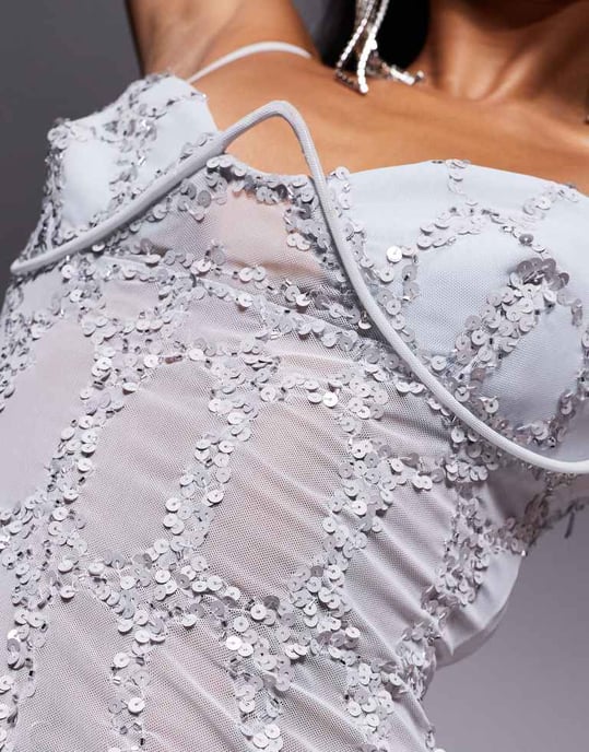 ASOS DESIGN helbylsad dekorerad maxiklänning med asymmetriska axelband i silver - Image 3