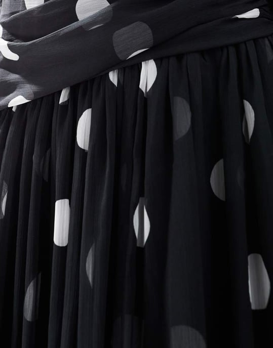ASOS DESIGN Curve enaxlad lång ballongärmad maxiklänning i monospottryck - Image 2