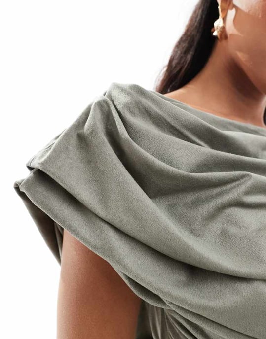 ASOS DESIGN suedette maxiklänning med uringad hals i khaki grönt - Image 4