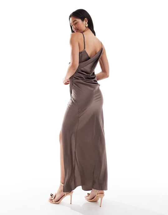 ASOS DESIGN draperad satinklänning i maxi-längd med vridet axelband i mocha - Image 2
