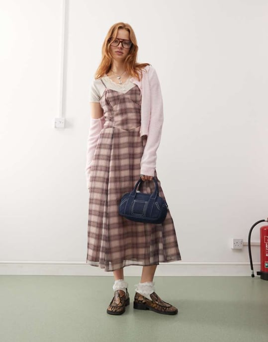 Återvunnen vintage maxi klänning i tvättad rosa rutig - Image 1