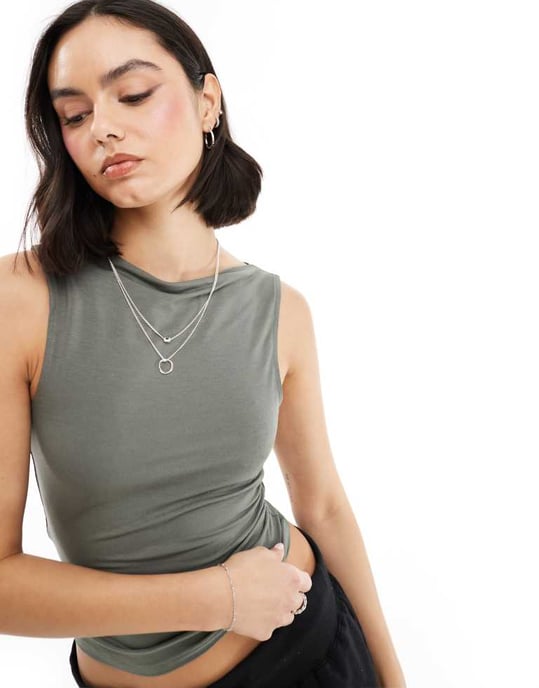 Miss Selfridge ärmlös topp med urtagning i salviagrön - Image 4