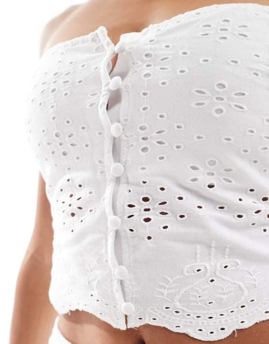 ASOS DESIGN broderad bandeau-top i vitt - Image 3