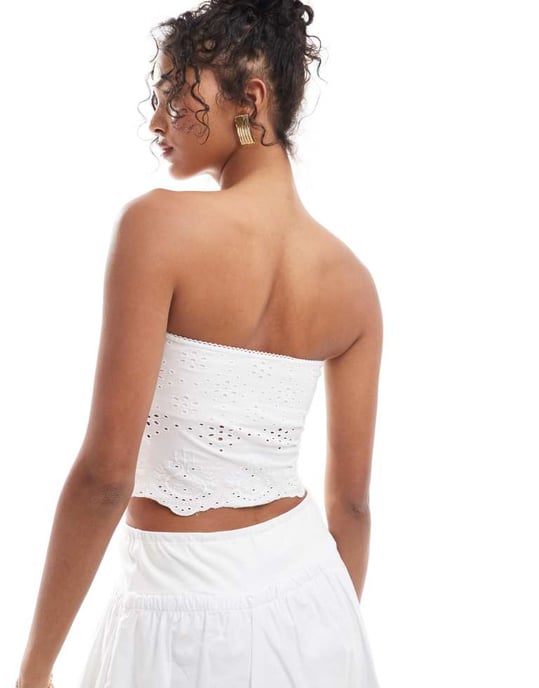 ASOS DESIGN broderad bandeau-top i vitt - Image 4