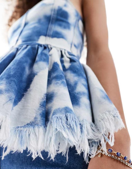 Monki jeans bandeau tube-top med volangkant i blå tie dye - Image 3