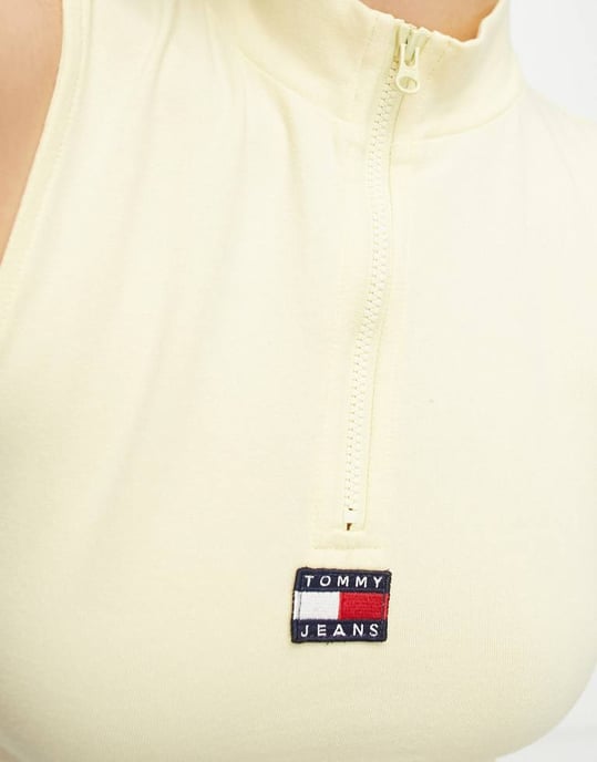 Tommy Jeans flagga badge 1/4 zip mockneck topp i citron - Image 4