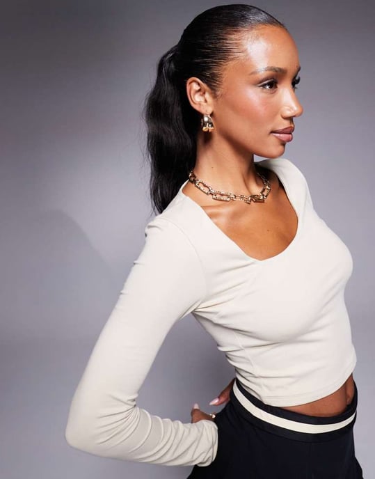 ASOS DESIGN bomull asymmetrisk urholkad halsringning långärmad kort topp i sten - Image 3