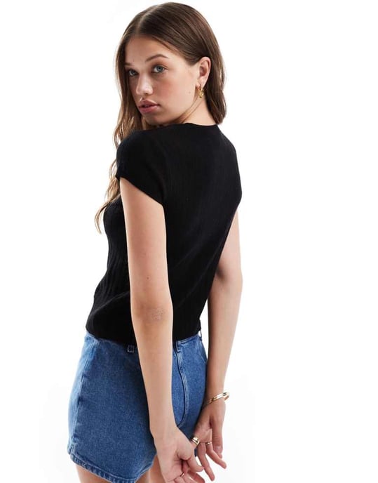 ASOS DESIGN stickad topp med knytframs i svart och krämfärgad - Image 3