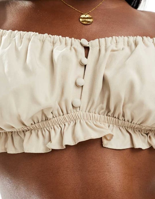 ASOS DESIGN off shoulder topp med knappar i krämfärg - Image 3