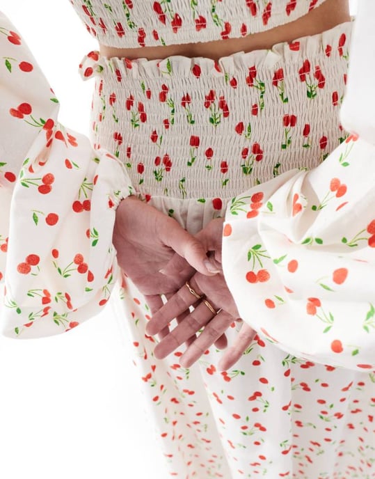 ASOS DESIGN rynkad off shoulder topp i körsbärsmönster co-ord - Image 2