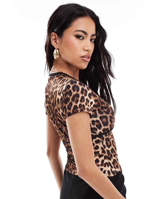 Kaiia exklusiv dubbel lager slinky v-ringad topp i leopard - Image 4