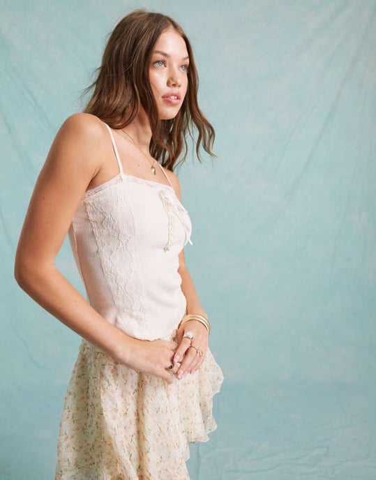 Miss Selfridge tie-detaljerad tops i krämfärg - Image 3
