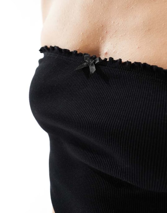 ASOS DESIGN bandeau-topp med salladskant i svart - Image 2