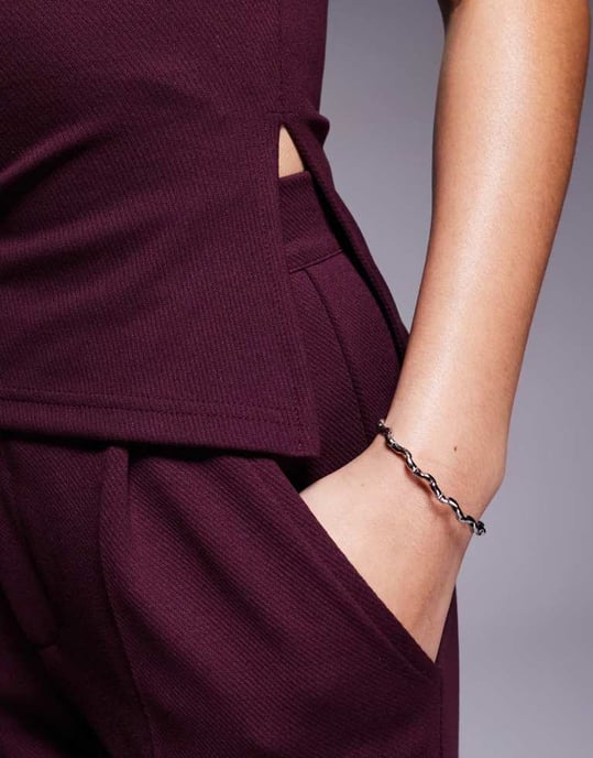 ASOS DESIGN koord strapless rynkad topp med sida i bordeaux - Image 2