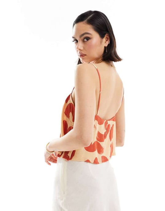ASOS DESIGN krinklad linne-look fyrkantig halsringning cami-top i orange sviralmönster - Image 4
