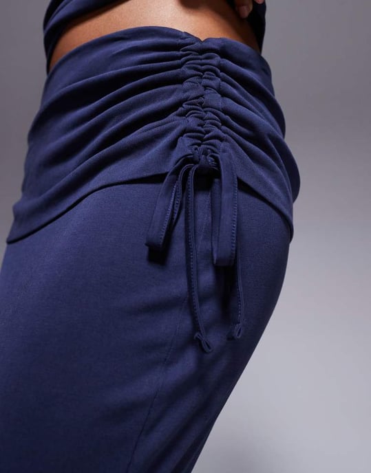 ASOS DESIGN mjuk handtag vik över midja fiskstjärts maxi kjol med sidofraktion i bläck - Image 2