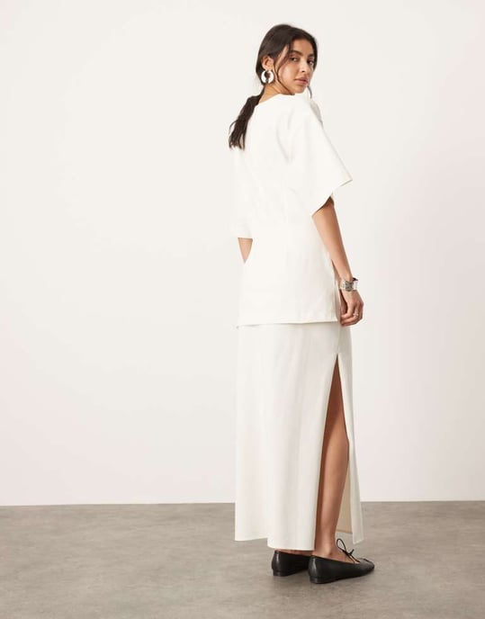 ASOS EDITION premium texturerad jersey maxikjol med sidospalt i kokosnöt - Image 2