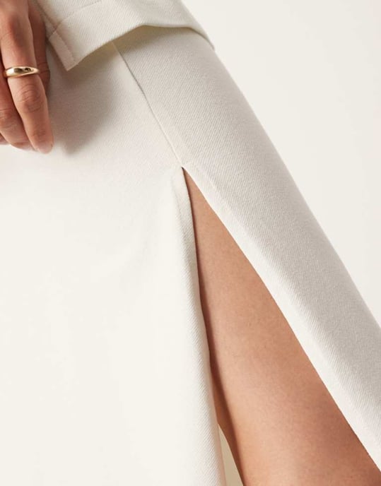 ASOS EDITION premium texturerad jersey maxikjol med sidospalt i kokosnöt - Image 4