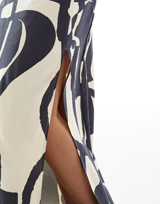 ASOS DESIGN maxi kjol med delad ben i monokrom abstrakt mönster - Image 4