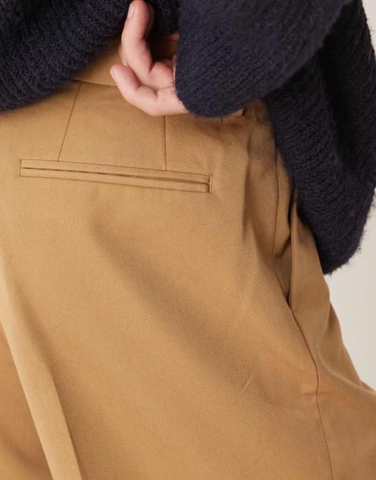 ASOS DESIGN smart vida byxor med frontveck i dammig camel - Image 4