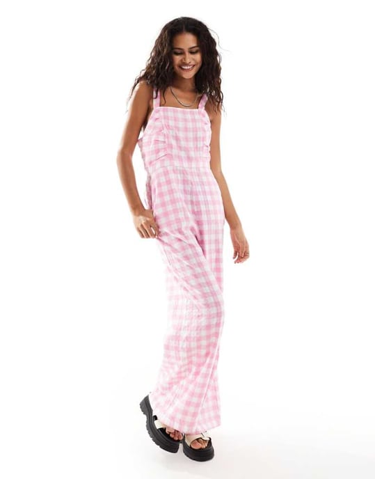 Monki fyrkantig hals jumpsuit med frontruche i rosa rutor - Image 1