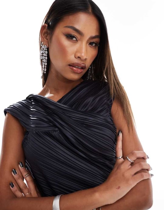 ASOS DESIGN plisserad twist jumpsuit med sned axel i kolafärg - Image 3