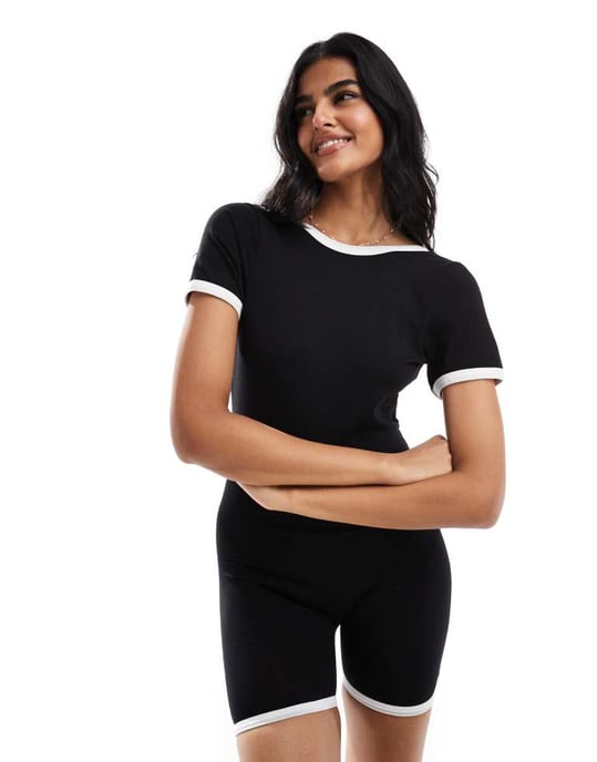 ASOS DESIGN playsuit med uringad rygg i svart med vit kantning - Image 3