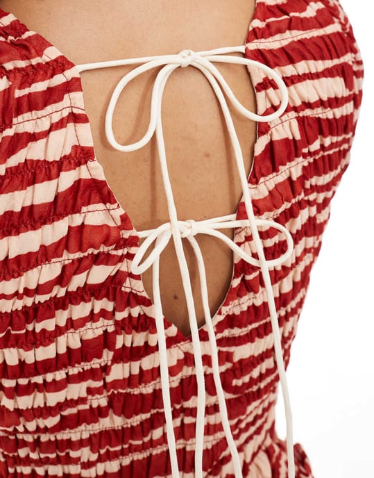 ASOS DESIGN rynkad bodice snörning bak mini klänning i röd abstrakt mönster - Image 2