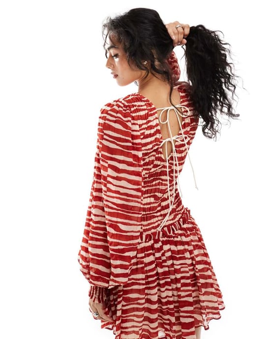ASOS DESIGN rynkad bodice snörning bak mini klänning i röd abstrakt mönster - Image 4