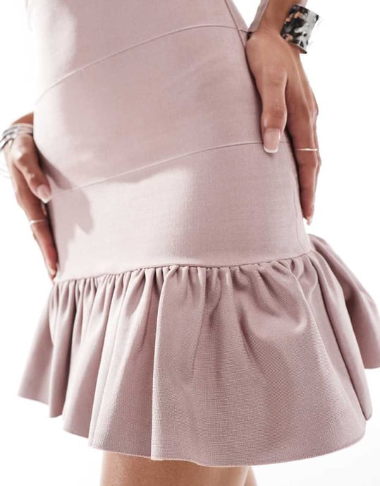 ASOS DESIGN bandeau mini-klänning med bandagekoppar och peplumkant i blush pink - Image 4