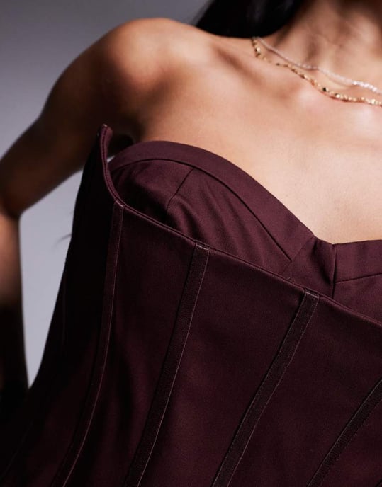 ASOS DESIGN strukturerad korsettsmiklänning med plisserad fåll i vinröd - Image 3