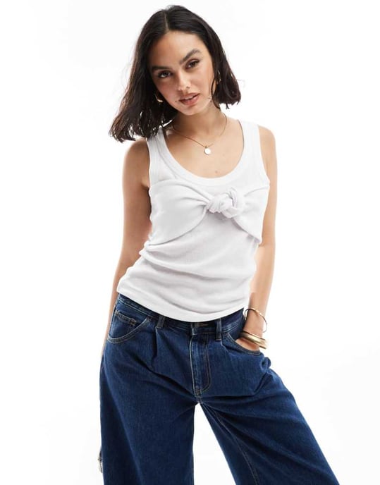 ASOS DESIGN ribbad ärmless topp med knut framtill i vitt - Image 1