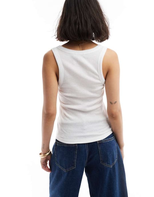 ASOS DESIGN ribbad ärmless topp med knut framtill i vitt - Image 3