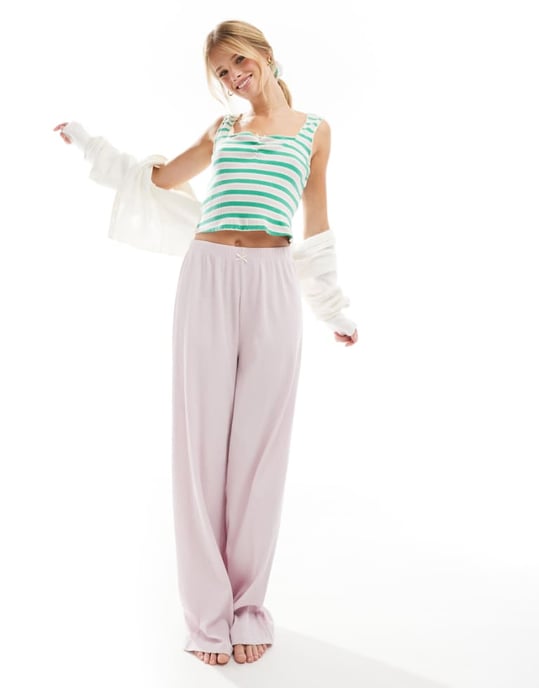 ASOS DESIGN mixa och matcha ribbad rand pyjamaväst och scrunchie i grön och lila - Image 1