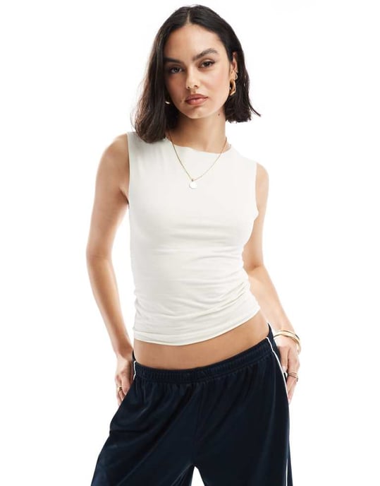 ASOS DESIGN second skin snittad halslinning topp i cream - Image 1