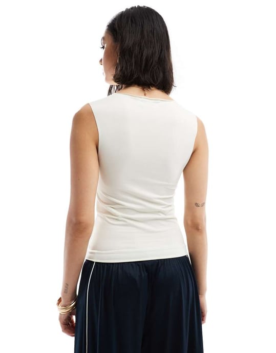 ASOS DESIGN second skin snittad halslinning topp i cream - Image 3