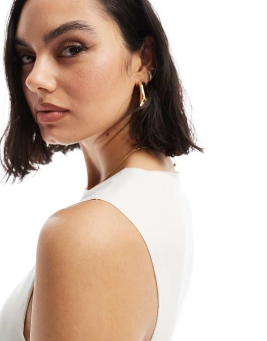 ASOS DESIGN second skin snittad halslinning topp i cream - Image 4